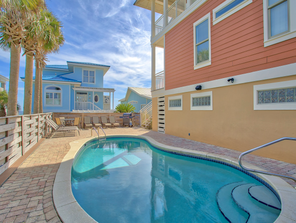 Luxury Beach Vacation Home wit Large Pool & Upscale Decor